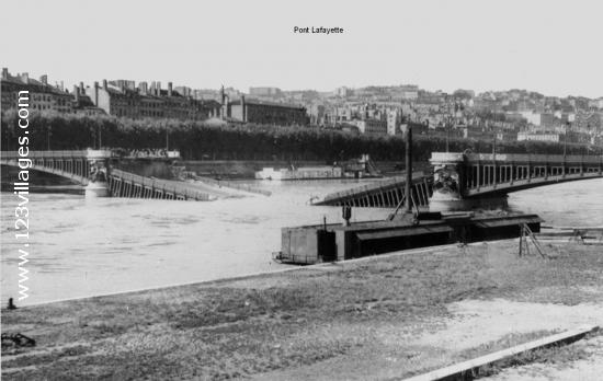 Carte postale de Lyon ... Pont détruit 1940. 1944 