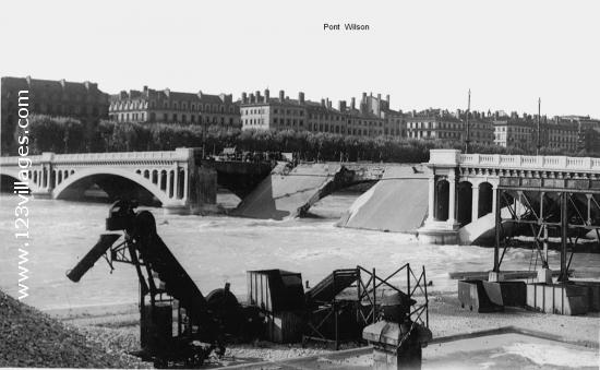 Carte postale de Lyon ... Pont détruit 1940. 1944 